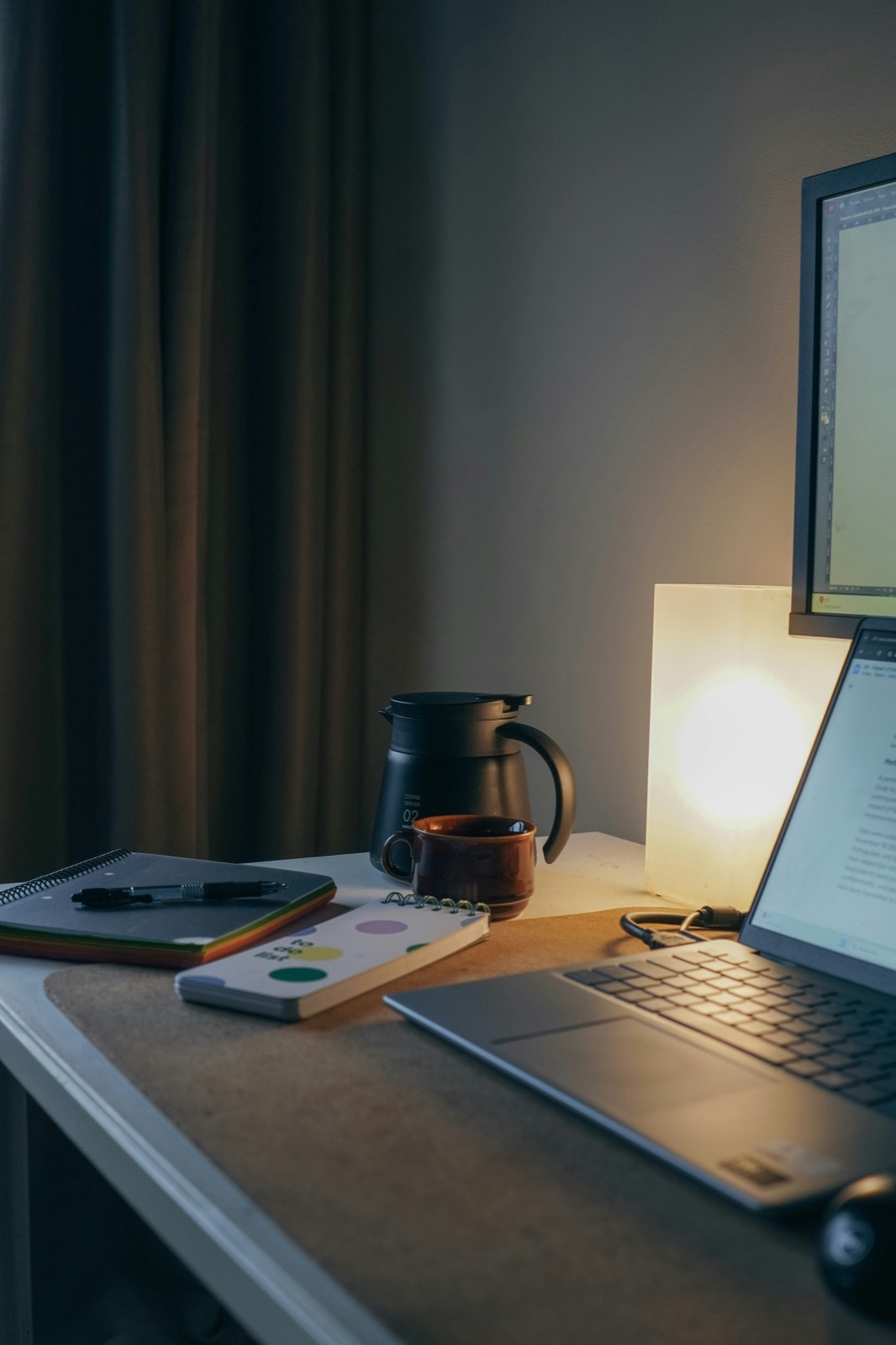 carnet et ordinateur sur bureau