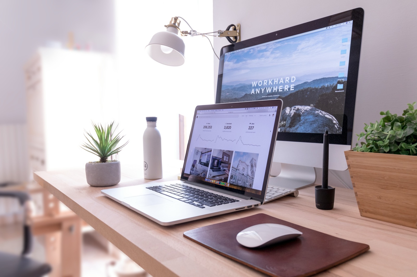 ordinateur dans un espace de travail