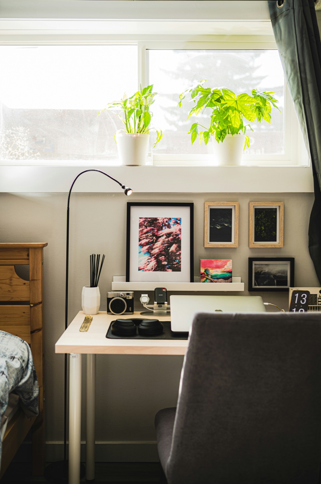 bureau avec ordinateur et plante